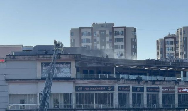 Pendik'te AVM'de restoranın bacası yandı
