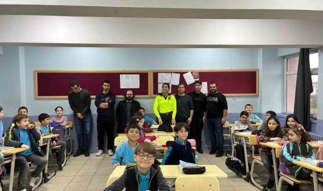 Polis vatandaşı bilgilendiriyor