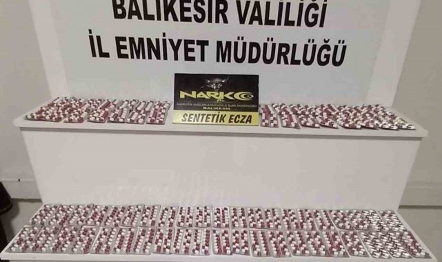 Polisin durdurduğu otomobil uyuşturucu deposu çıktı