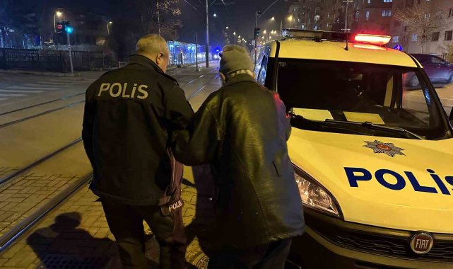 Polisler kaybolan yaşlı adamı evine götürdü