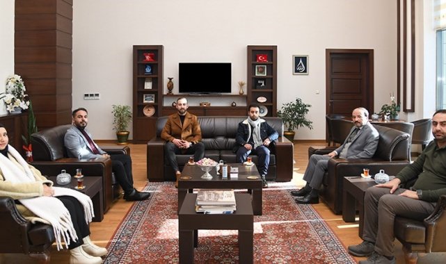 Rektör Çakmak Gazzeli öğrencileri makamında ağırladı