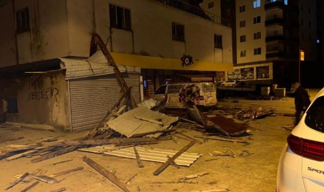 Rize'de fırtına; çatı uçtu, pencere camları kırıldı