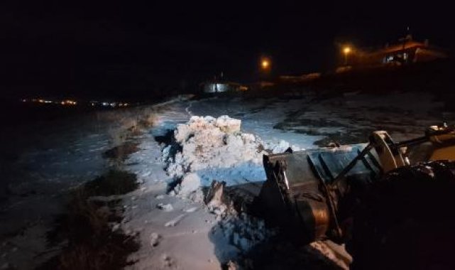 Rüzgarın savurduğu kar, 3 mahalle yolunu ulaşıma kapattı