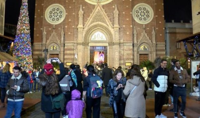 Saint Antuan Kilisesi'nde Noel Ayini