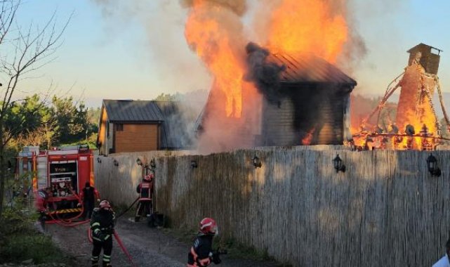 Sakarya'da bungalov alev alev yandı