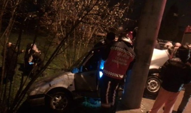 Sakarya'da otomobil beton direğe çarptı; 4 yaralı
