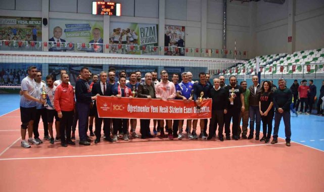 Salihli'de öğretmenler turnuvada ter döktü