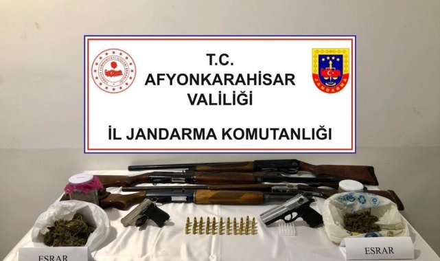 Saman balyaları arasına kavanoz içerisinde gizlenmiş esrarın bulunma anı jandarma kamerasında