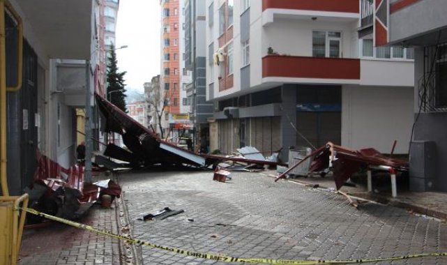 Samsun'da kuvvetli rüzgar; 12 katlı binanın çatısı uçtu