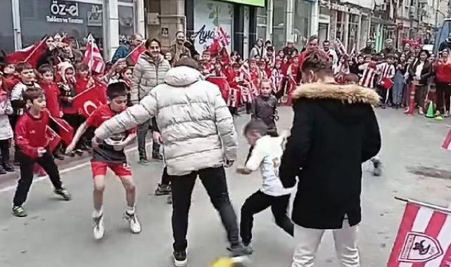 Samsunspor'un eski futbolcuları çocuklarla sokak futbolu oynadı