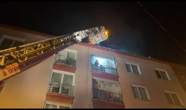 Sancaktepe'de bodrum kattan sızan dumandan panikleyenler itfaiye merdiveniyle kurtarıldı