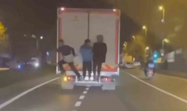 Sancaktepe'de kamyonun arkasından tutunan çocukların tehlikeli oyunu kamerada