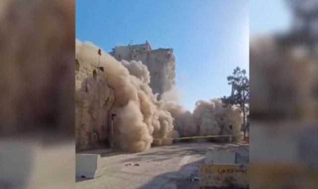 Şanlıurfa'da ağır hasarlı 10 katlı iş merkezi yıkıldı