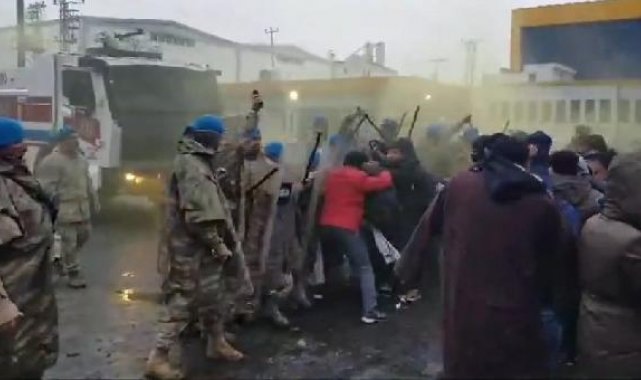 Şanlıurfa'da, jandarma ile işçiler arasında gerginlik; 22 gözaltı
