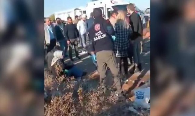 Şanlıurfa'da öğretmenleri taşıyan minibüs ile otomobil çarpıştı: 12 yaralı