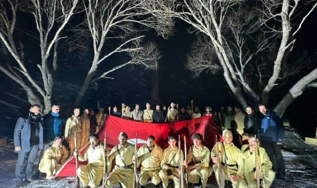 Sarıkamış Harekatı'nın 109'uncu yılı anma etkinliklerinde öğrenciler eksi 10 derecede 'saygı nöbeti' tuttu