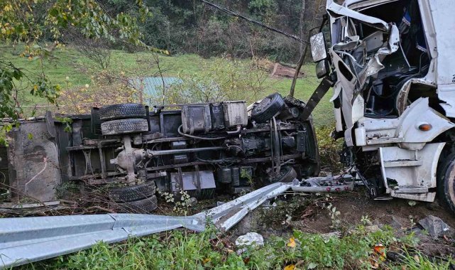 Sarıyer'de freni patlayan tırla çöp arabası çarpıştı: 1 ölü, 3 yaralı