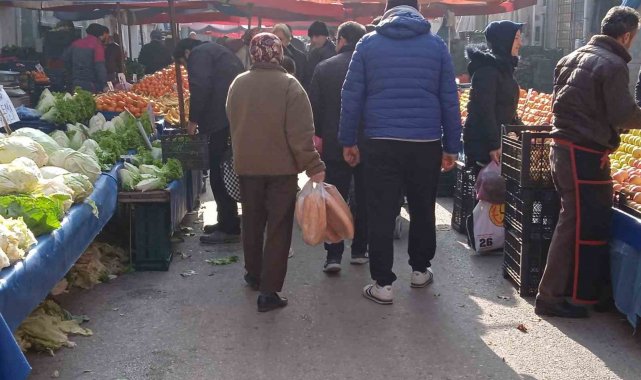 Semt pazarında yeni yıl yoğunluğu