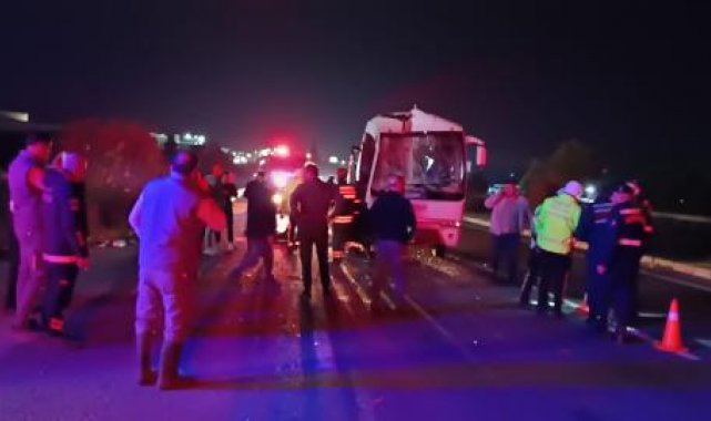 Servis minibüsü, TIR'a arkadan çarptı: 12 yaralı