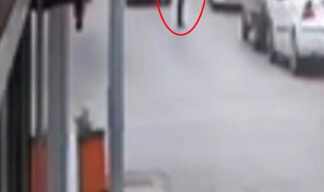 Servis minibüsüyle çarptığı kadının üzerinden iki kez geçti