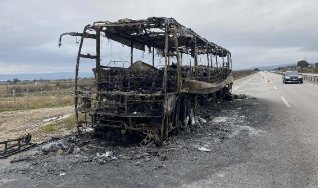 Seyir halindeki yolcu otobüsü yanarak kullanılmaz hale geldi