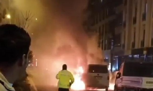 Seyir halindeyken alev alan minibüs yandı