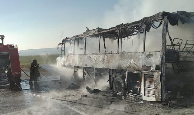 Seyir sırasında alev alan yolcu otobüsü yandı
