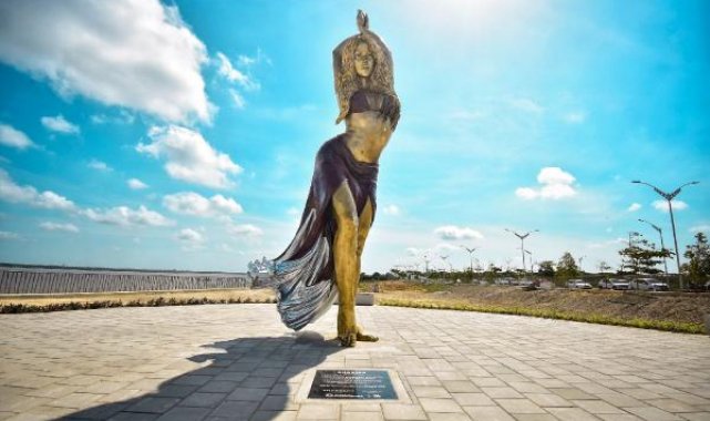 Shakira'nın bronz heykeli dikildi