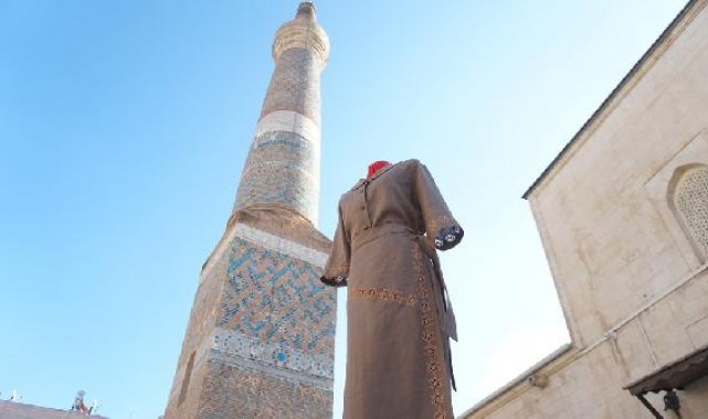 Siirt'te 894 yıllık tarihi camideki motifler, kıyafetlere işlendi