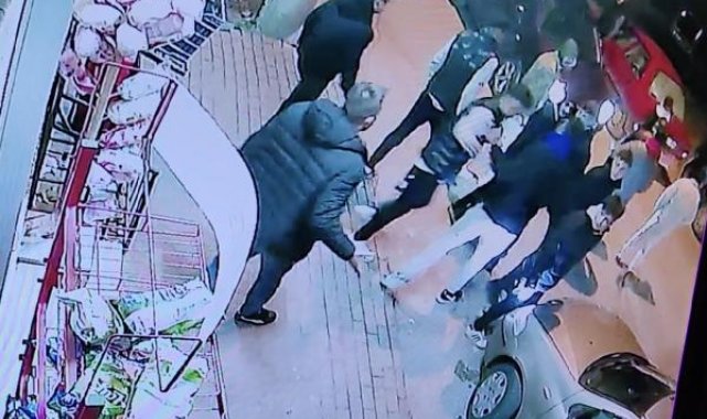 Silahlı gruptan kaçıp markete sığınan 3 kişiyi, iş yeri sahibi kurtardı; olay anı kamerada