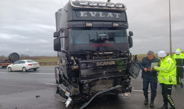 Silivri'de TIR 2 otomobile çarptı: 3'ü çocuk 7 yaralı