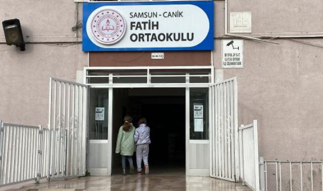Sınıfta ders sırasında tavanın sıvası düştü: 7 öğrenci yaralı
