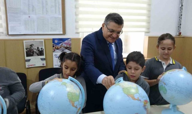 Sinop'ta ilkokul öğrencilerine 'model küre' hediye edildi