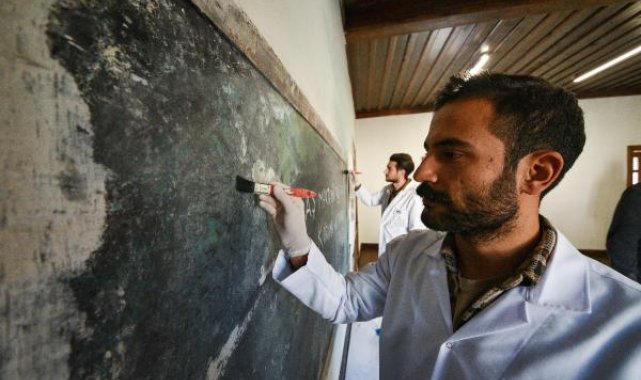 Sıva altından çıkarılan 90 yıllık taş tahta, üzerindeki izlerle korumaya alındı