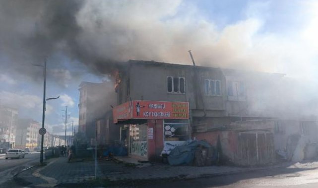 Sivas'ta iki katlı binanın çatısında yangın