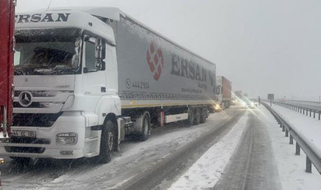 Sivas'ta yoğun kar yağışı trafikte aksamalara neden oldu