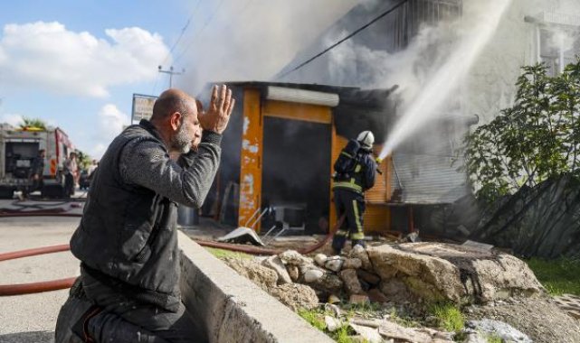 Sobadan sıçrayan kıvılcımla iş yeri yandı; söndürme çalışmasını elleriyle başını tutarak izledi