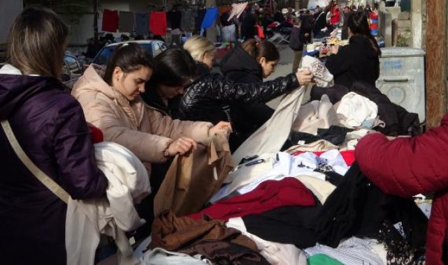 Sokak hayvanları için pazarda gönüllü satış yapıyorlar