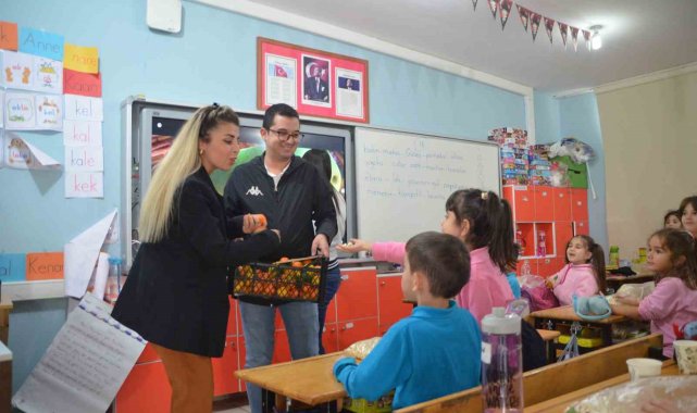 Sokaktan topladılar, öğrencilere dağıttılar