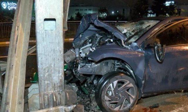 Sultanbeyli'de bariyerleri aşan otomobil yön tabelasına çarparak durabildi