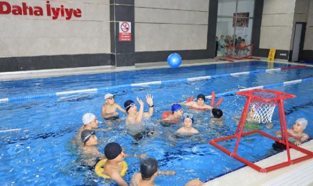 Sultangazi'de gençlere yüzme eğitimi veriliyor