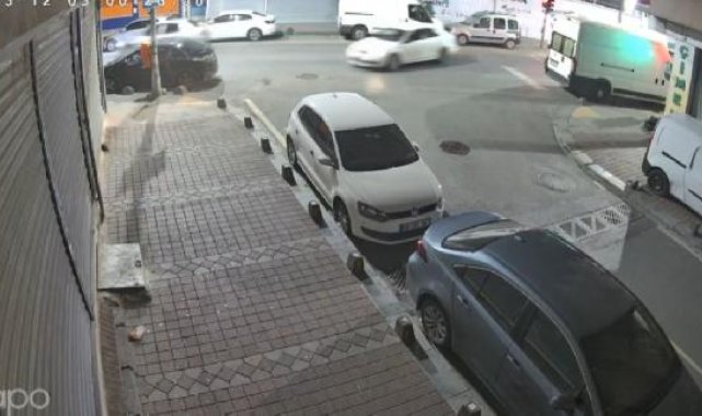 Sultangazi'de park halindeki araçlara çarpıp kaçtılar