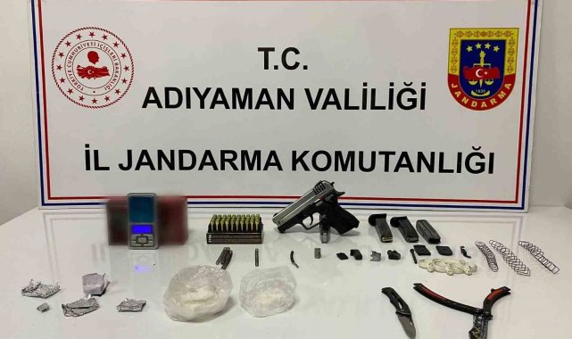 Şüphelinin aracından uyuşturucu ve evinden silah çıktı