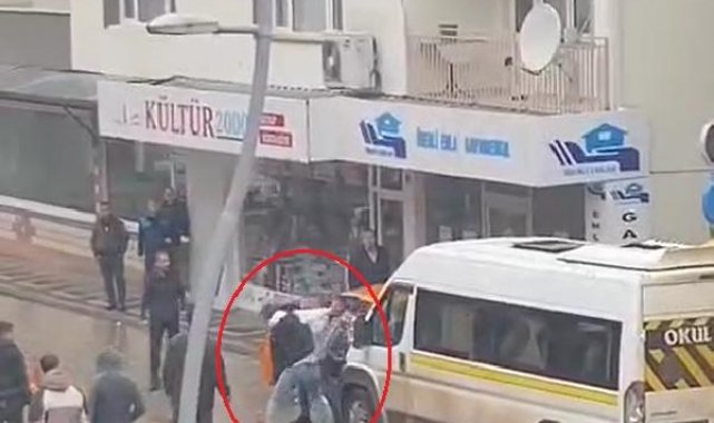 Sürücülerin tekme, yumruk ve sopalı 'yol vermeme' kavgası kamerada