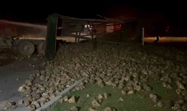 Süt tankeri ile pancar yüklü tır çarpıştı: 2 yaralı