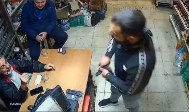 Tabanca gösterip, masadaki paketten 2 sigara alıp kaçtı, tutuklandı