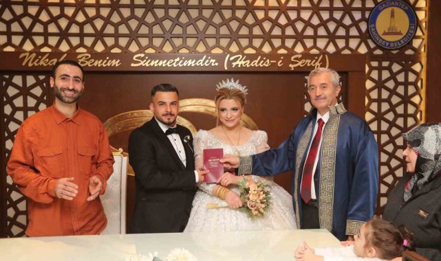 Tahmazoğlu'ndan evlenen gençlere nikah sürprizi