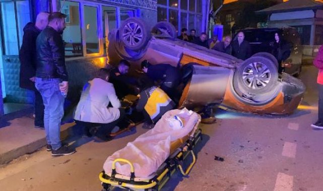 Takla atıp, çay ocağının camekanına çarpan otomobilin sürücüsü yaralandı