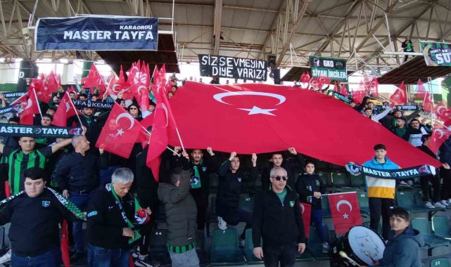 Taraftarlar maç öncesi şehitleri andı