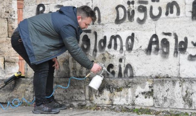 Tarihi medresedeki sprey boyalı yazılar, 'boya çürütme' ile silindi